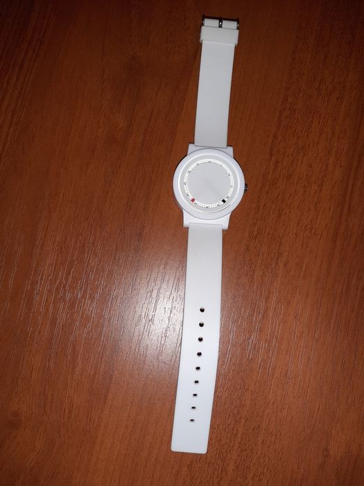 Чисто нов часовник с оригинален циферблат