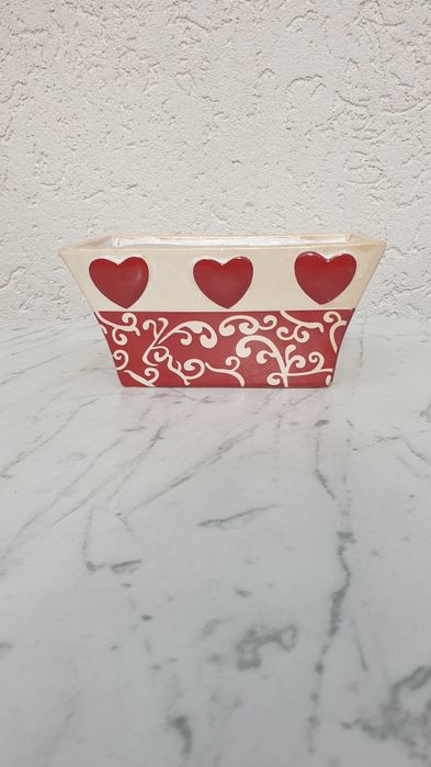 Vas decorativ ceramic cu inimioare roșii – accent romantic pentru oric