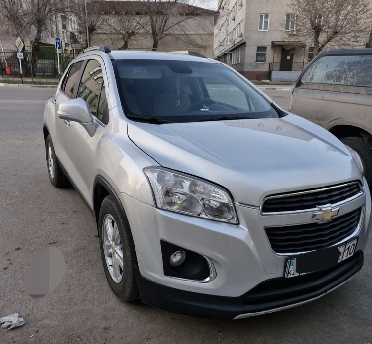 Машина кроссовер Шевроле Трекер