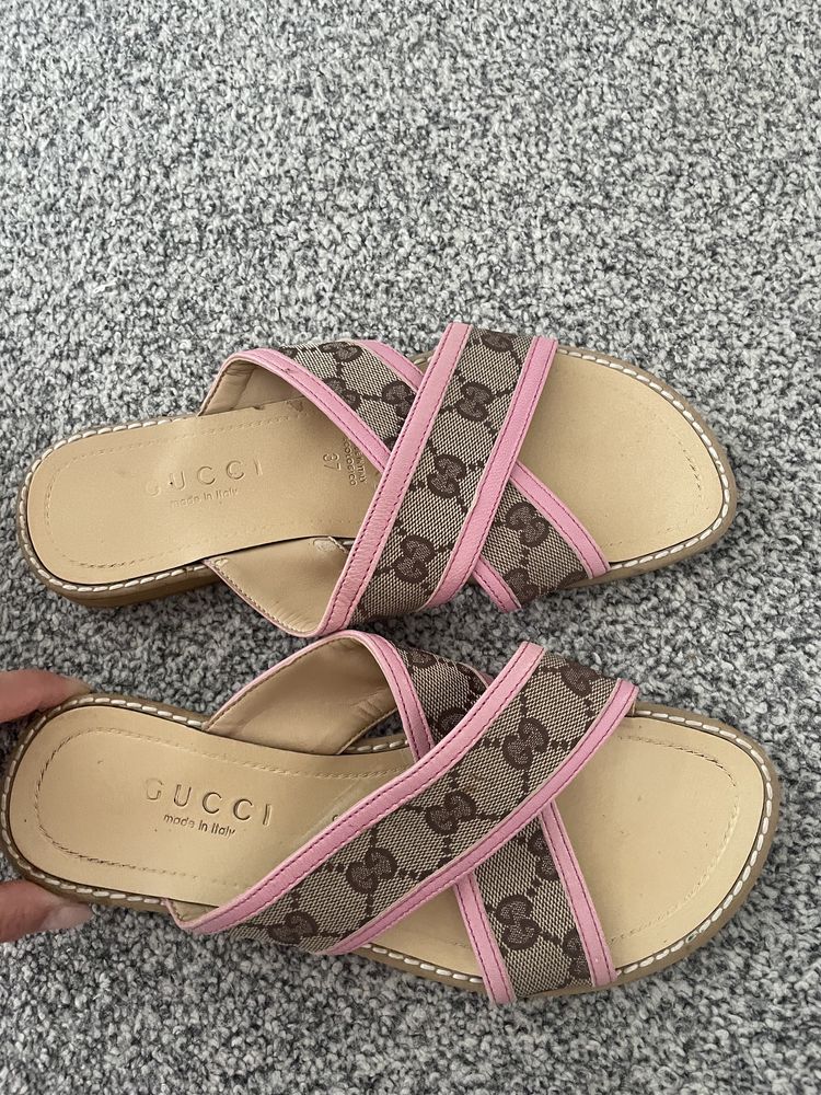 Vând papuci Gucci