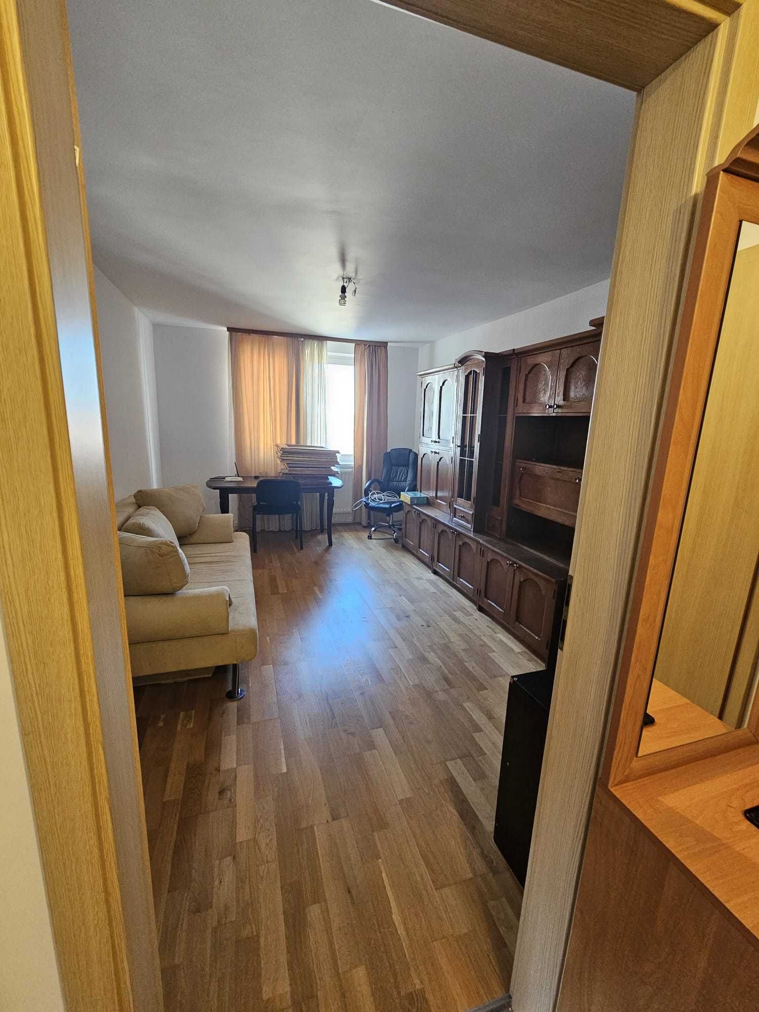 Inchiriez apartament cu 2 camere in zona ultracentrala.