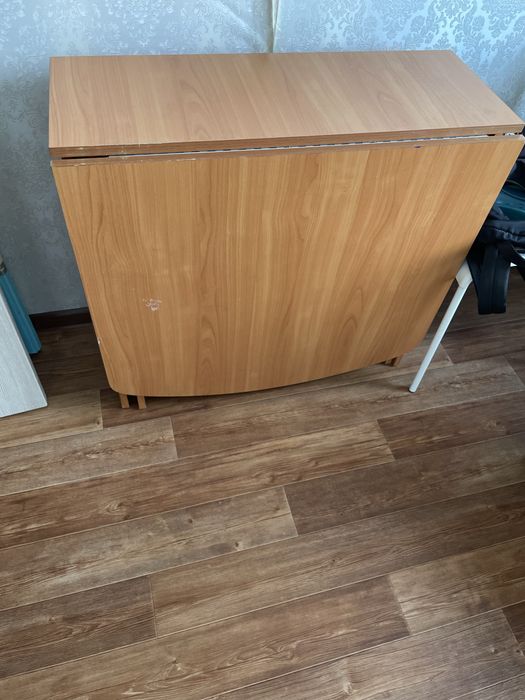 Стол книжка срочно продается