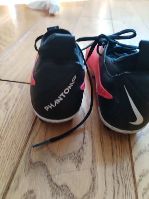 Продавам детски футболни обувки Nike