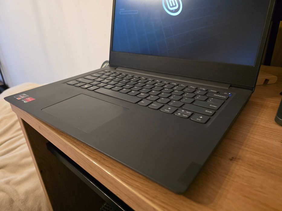 Laptop Lenovo Ryzen 3 3250U 12GB ram carcasa texturata (tip carbon)