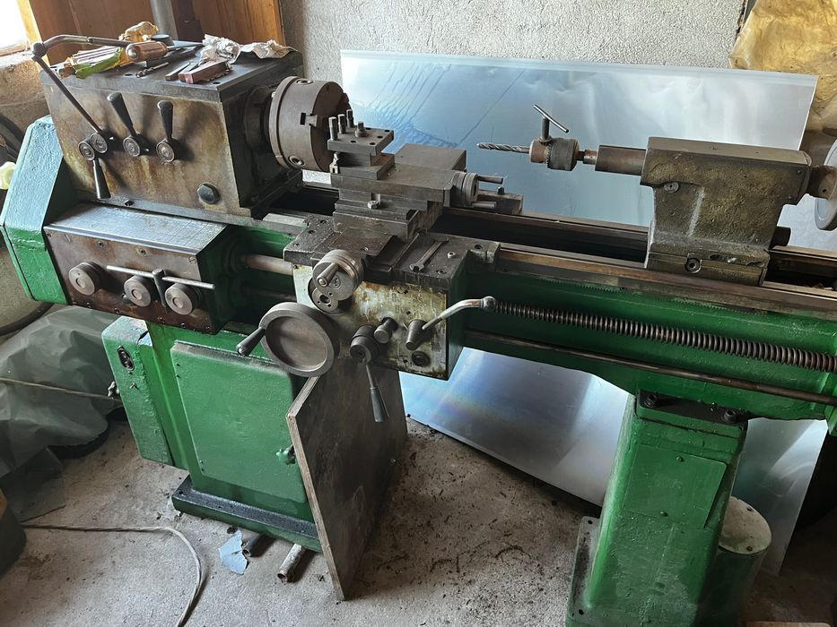 Металообработваща машина струг Ц8