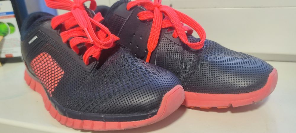 Vând tenesi reebok dama mărime 36