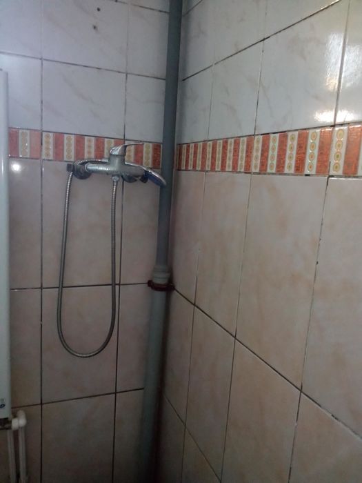 Inchiriez 3 camere decomandate cu bucatarie și baie la parter vila