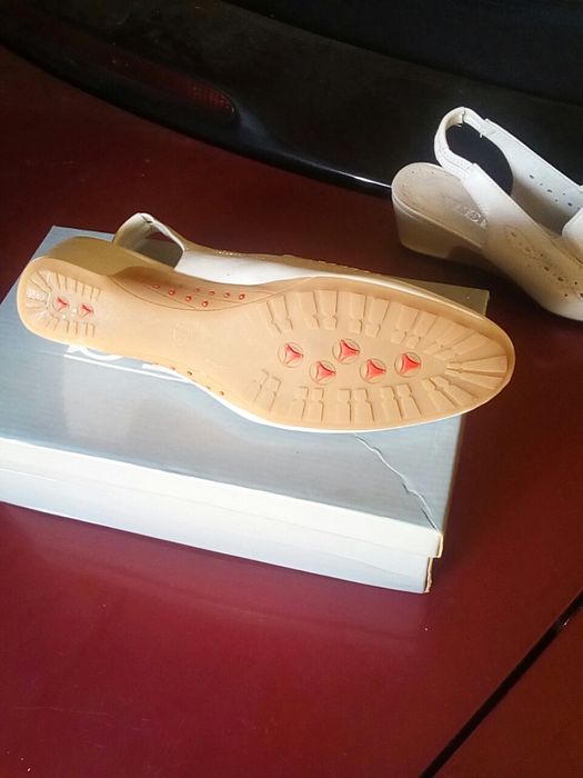 Летни дамски обувки нови 38 номер.