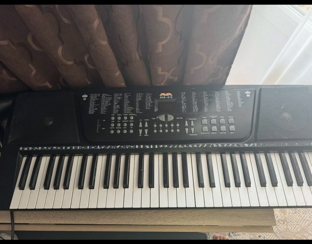 Синтезатор AvA 618
