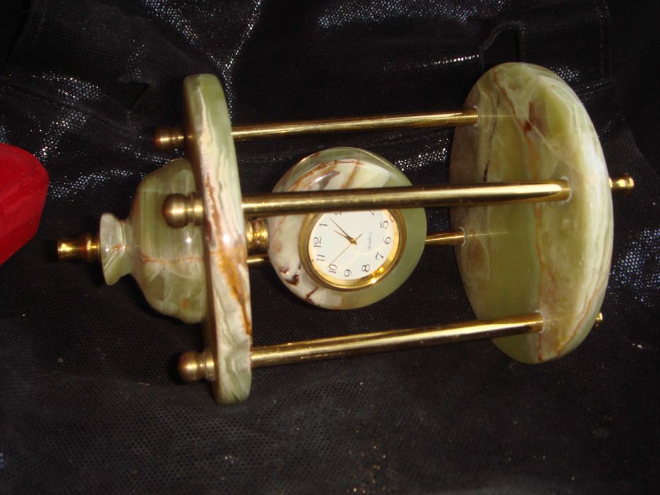 Оникс 100% натуральный камень и бронза - часы в декоративной Рото́нде