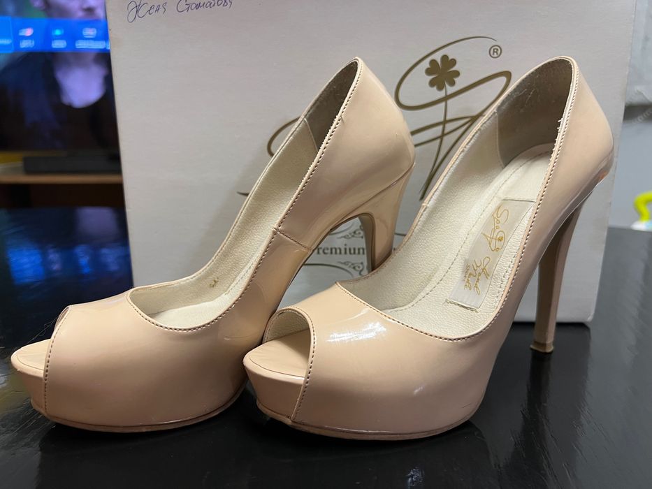 Обувки с висок ток