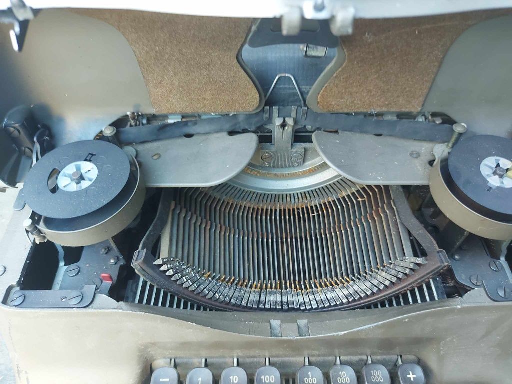 Vând o mașină de scris clasică Triumph Matura