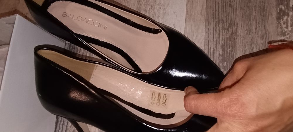 Чехли Guess, кецове Bianki, обувки на ток, сандали
