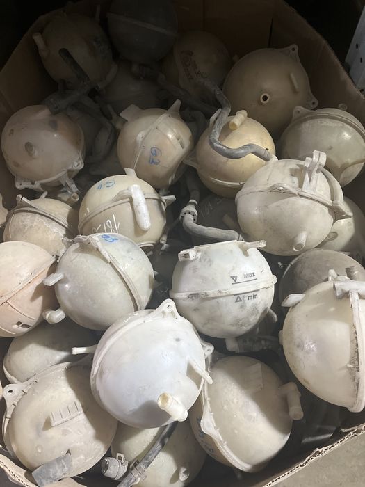 Бочки омывателя Фольксаген Ауди.