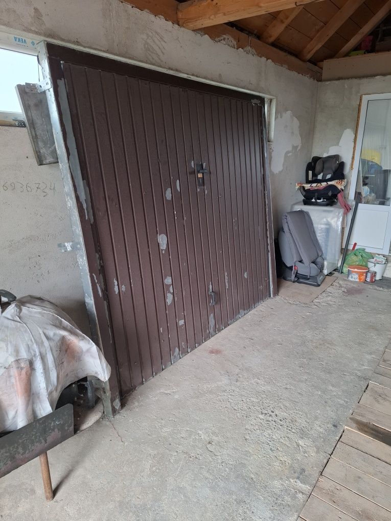 Vând usa garaj cu dimensiuni de 240 lățime și 2.10 inaltime
