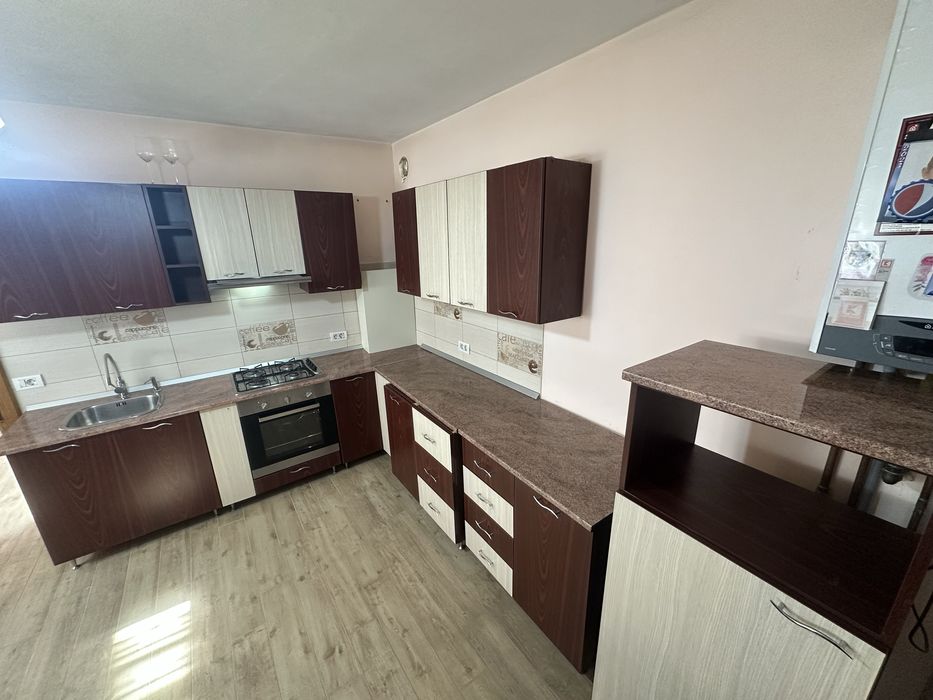 Vand mobila de bucatarie cu electrocasnice