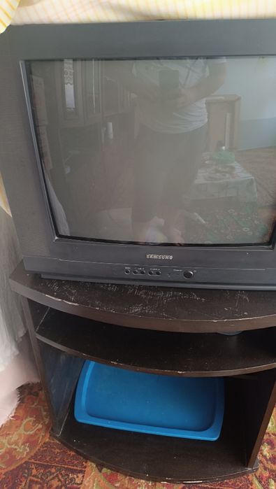 Telivizor sotladi orqasi bor telivizor hamma joyi ishlidi