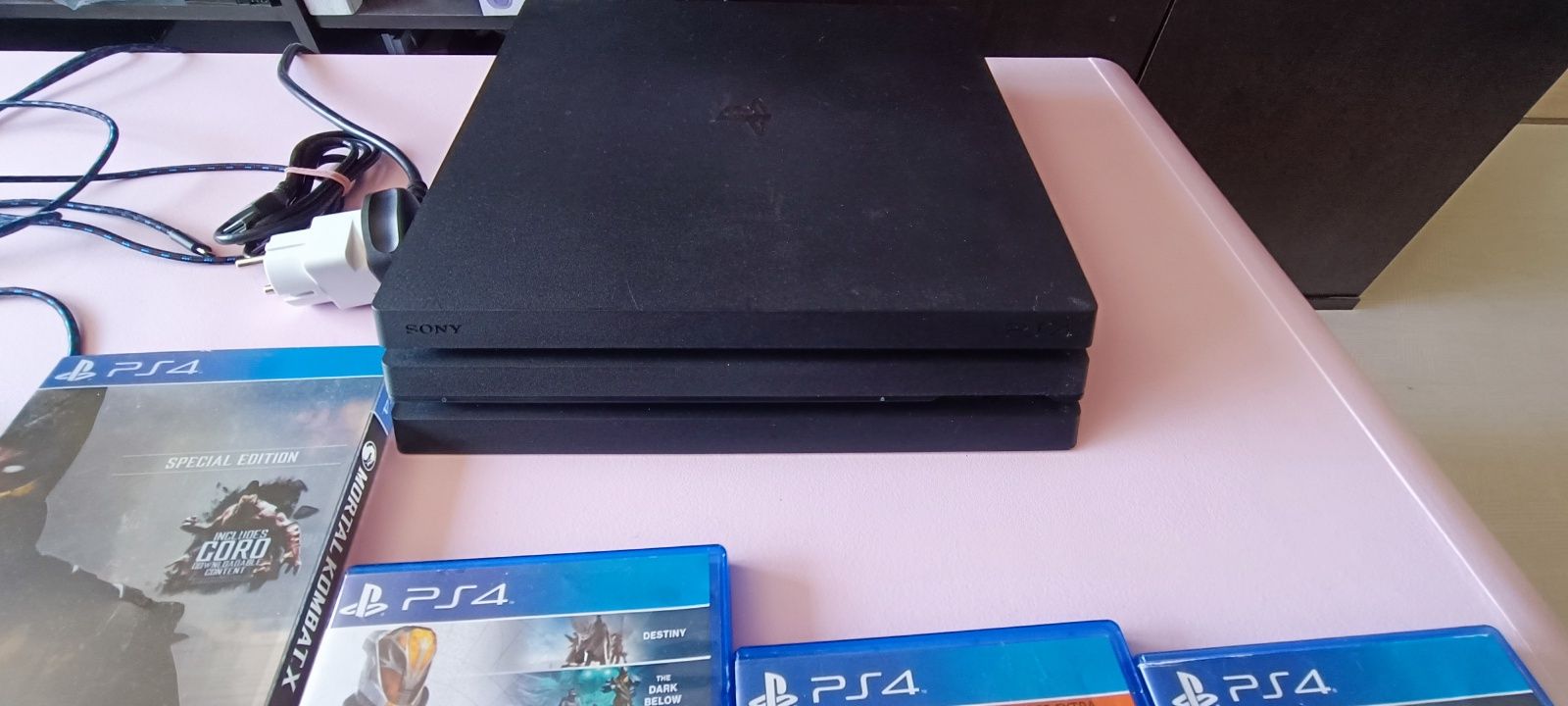 Playstation 4 pro 1 tb + волан + 4 игри + 2 контролера