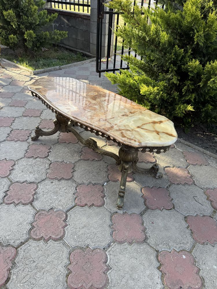 Masa deosebita din bronz cu blat de onix