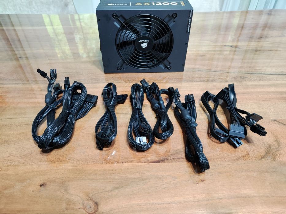 Продавам работещо захранване Corsair Professional Series Gold AX1200