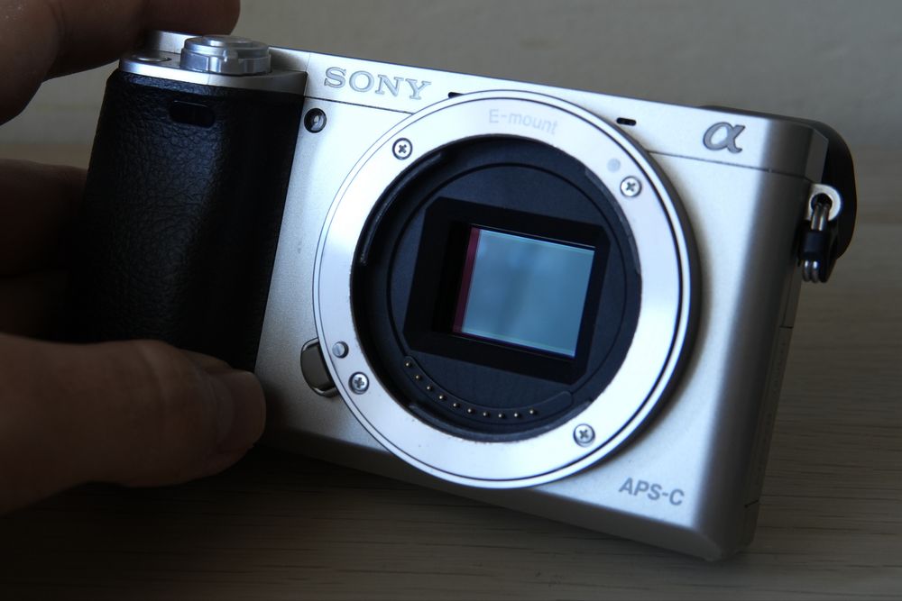 Sony Alpha A6000 ILCE-6000+extra baterie+card SD+geanta de transport