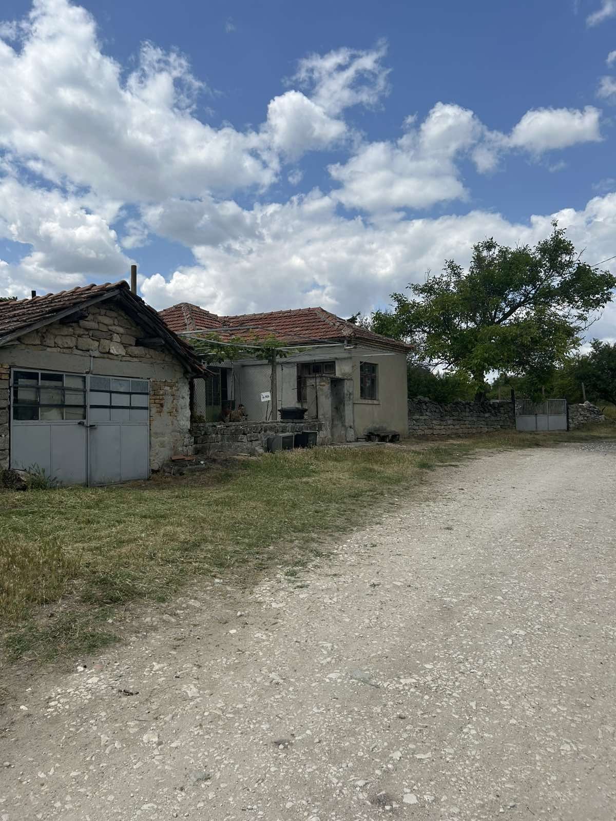 Продавам 2 съседни УПИ в с. Аврен – общо 3 093 кв.м, с постройки и пот