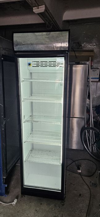 Холодильник витринный продаётся
