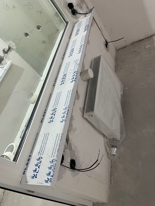 Новый подоконник от застройщика. Белого цвета.