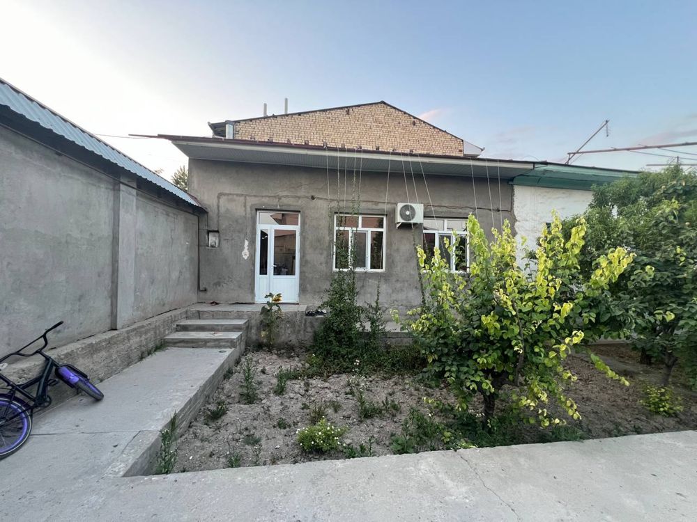 Уй сотилади 8 сотих.