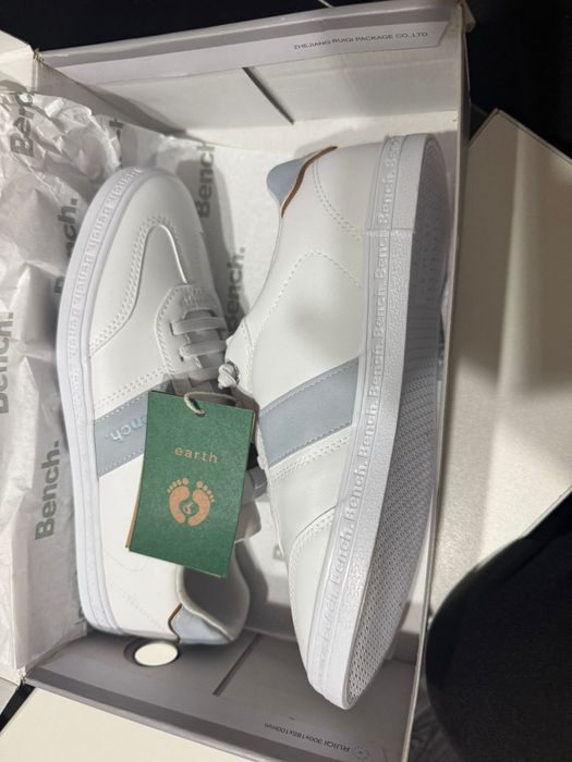 Adidași , detalii la telefon