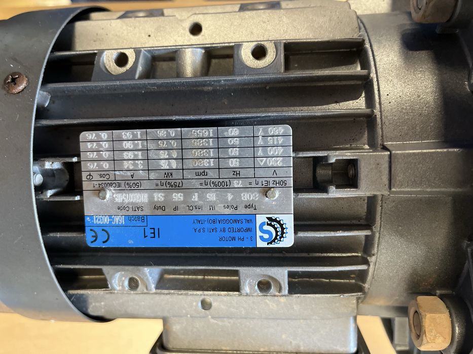 Motor electric cu reductor de 0 75 kw