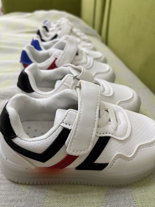 Продам новые детские кроссовки