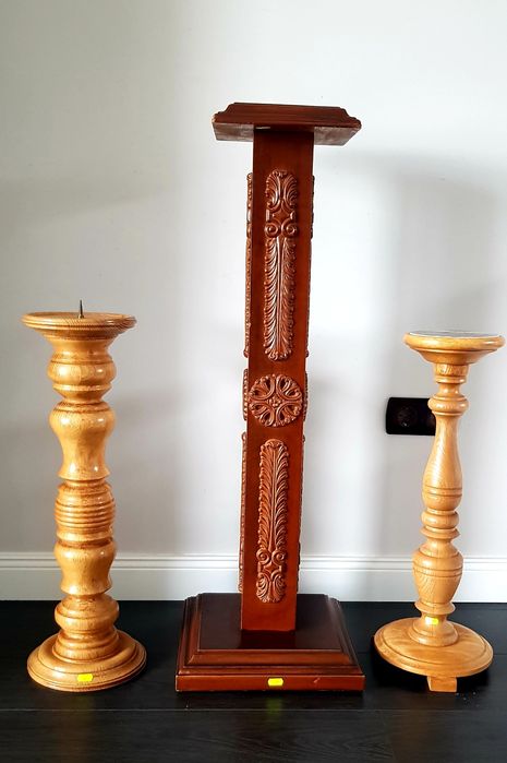 Piedestal vechi din lemn masiv și ceramică