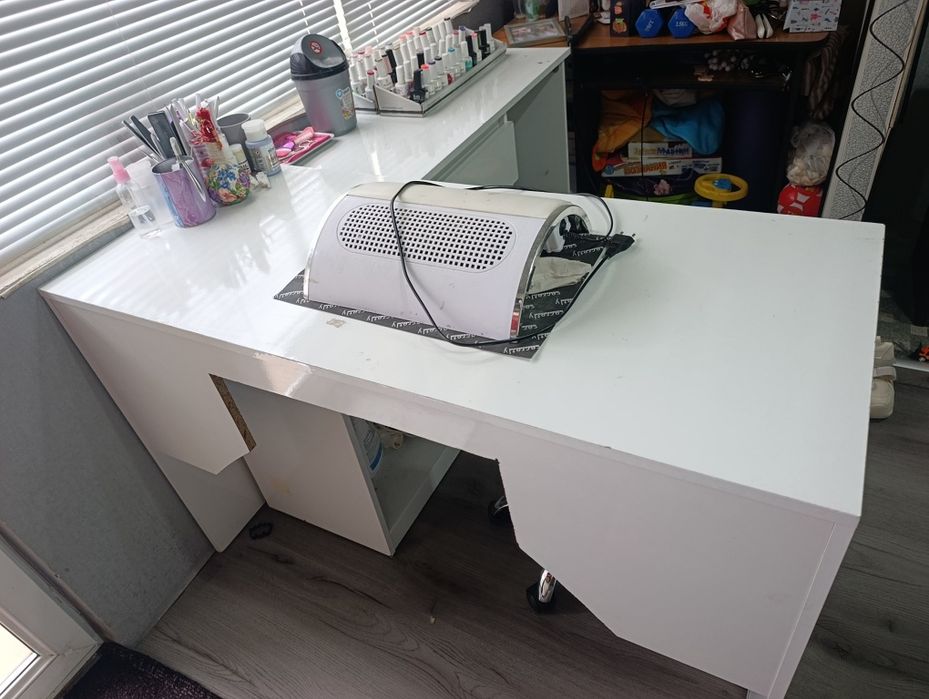 Бюро с оборудване за маникюр