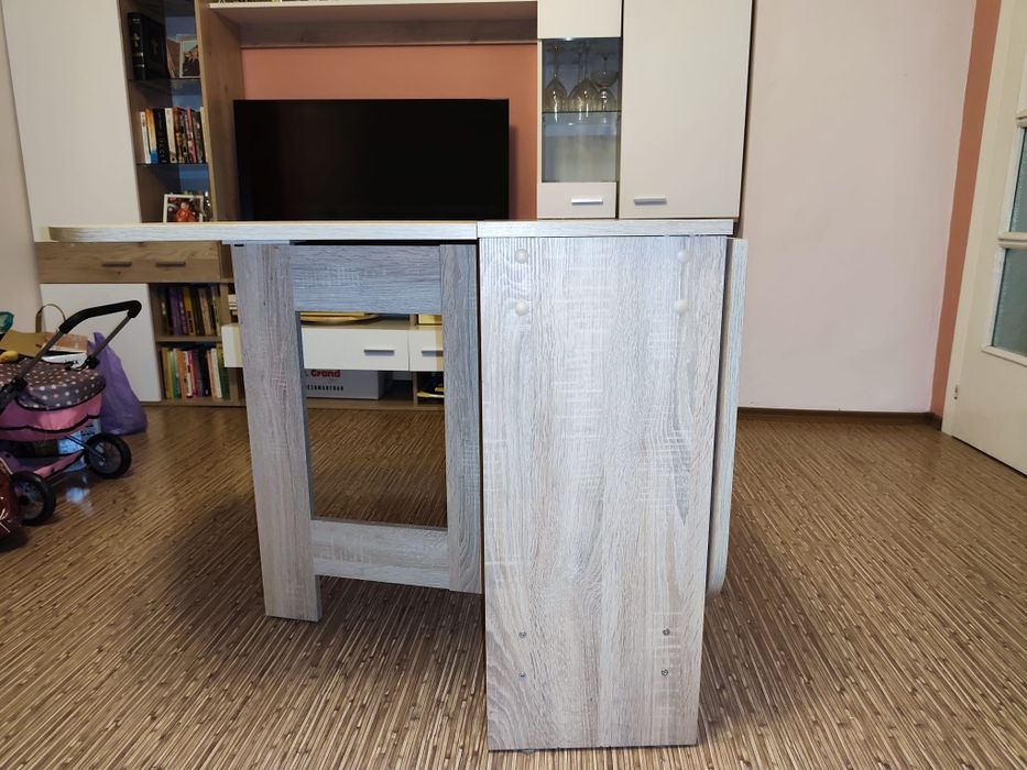 Продавам : Дървена маса