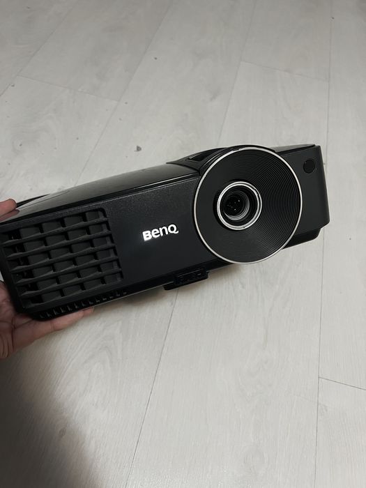 Vand videoproector Benq nou , fara nici o defectiune arata foarte bine