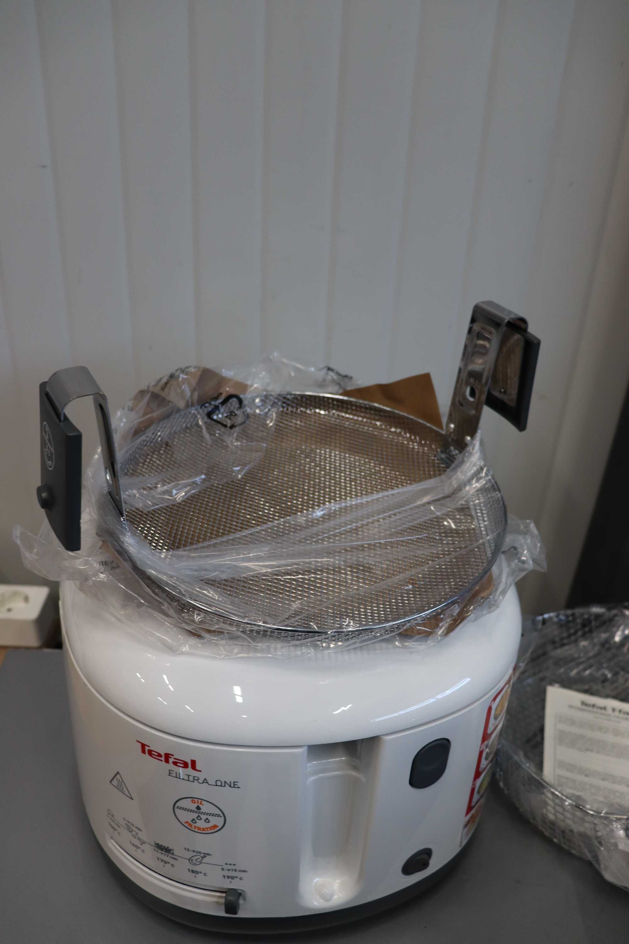 Фритюрник Tefal FF162131, Filtra One,вместимост 1,2кг,1900W лек ДЕФЕКТ