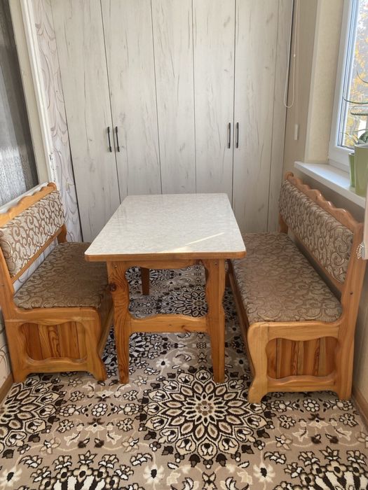 Стол и диванчики б/у в хорошем состоянии
