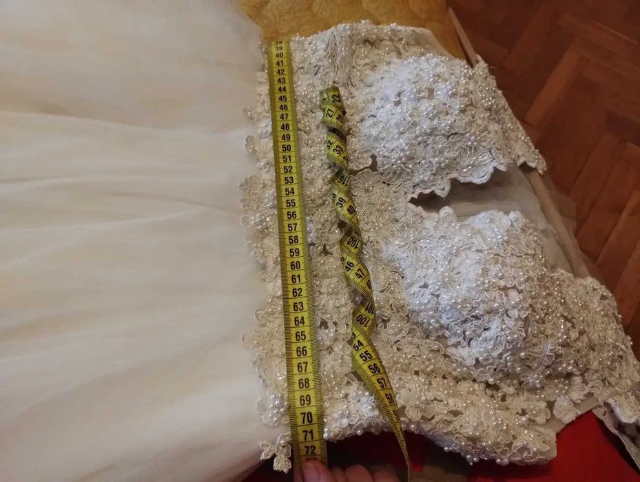 Rochie de mireasa, voal si crinolina incluse