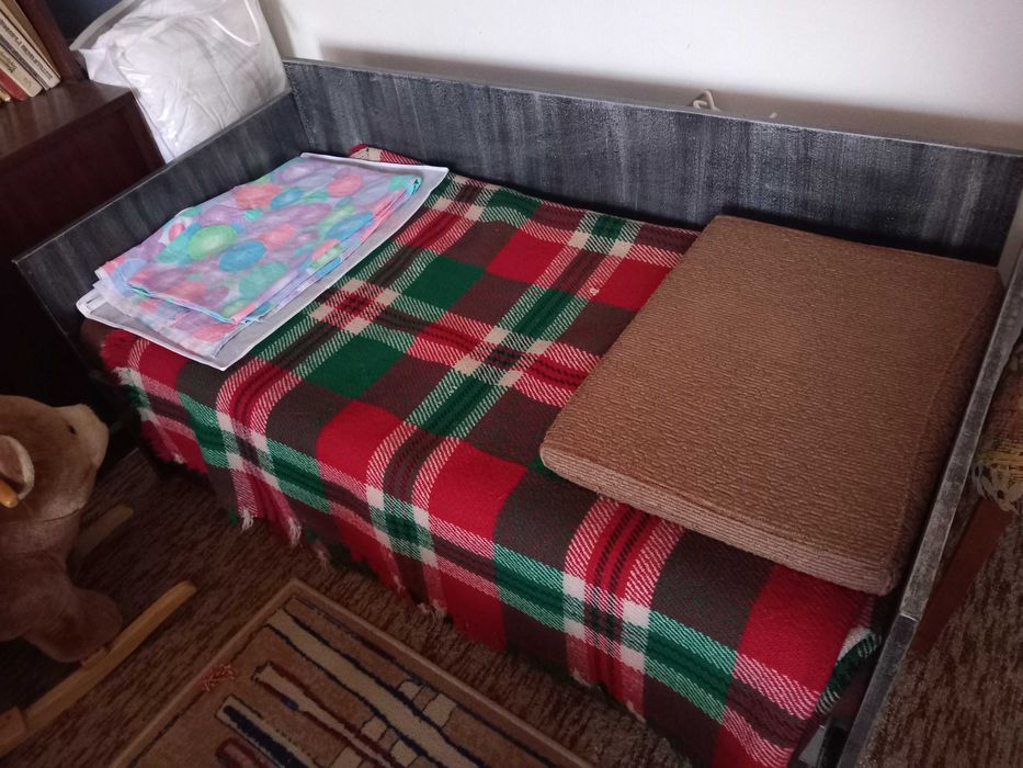 Диван, разтегателен по дължина, подходящ и за кухня с шкафче