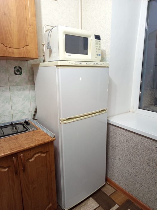 Продам холодильник с микроволновкой