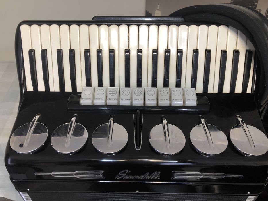 Acordeon Scandalii 120 basi 10 registre ca  nou!