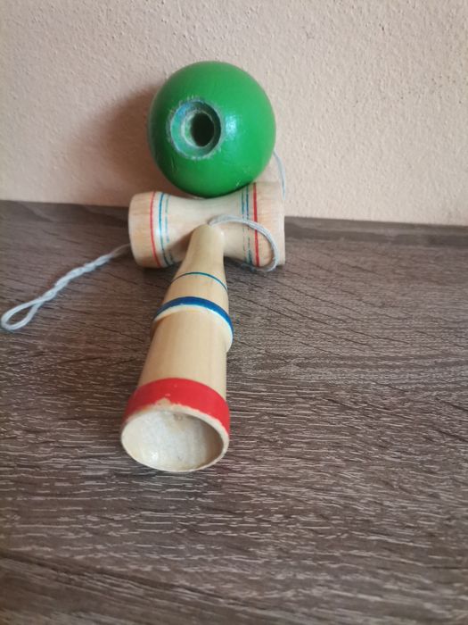 Vând kendama sau schimb