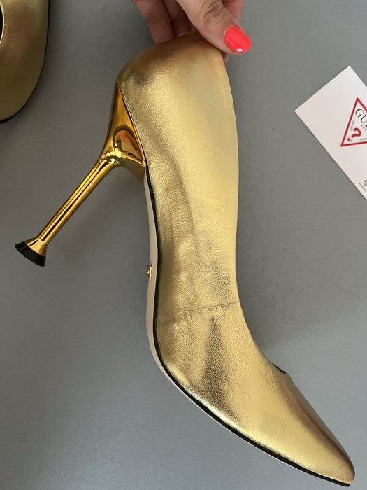 Златни обувки на висок ток Guess