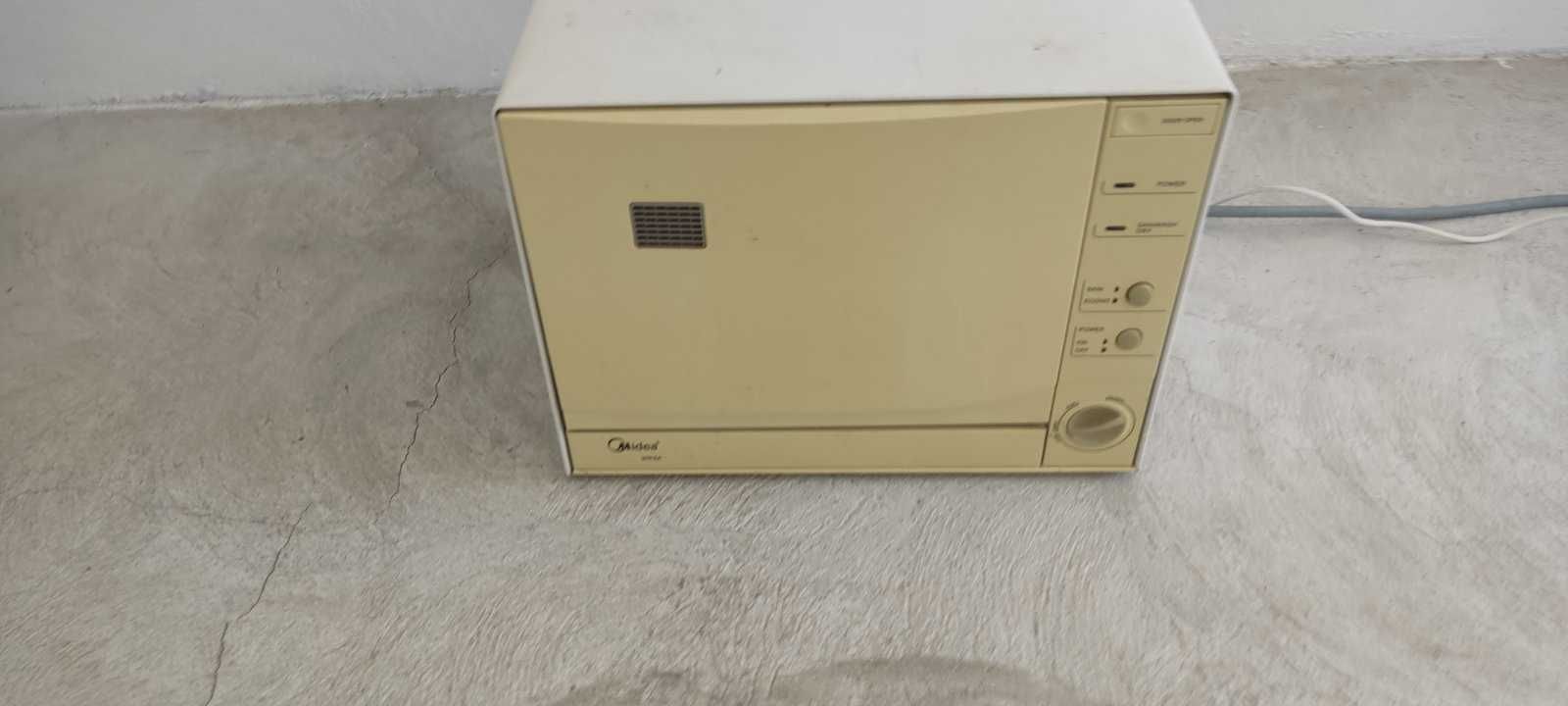 Продавам миялна машина Midea