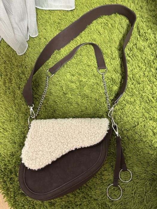 Кафява чанта с пухкав капак (shearling style)