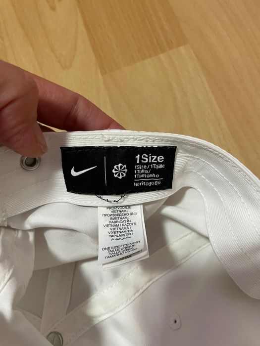 Бяла шапка  nike