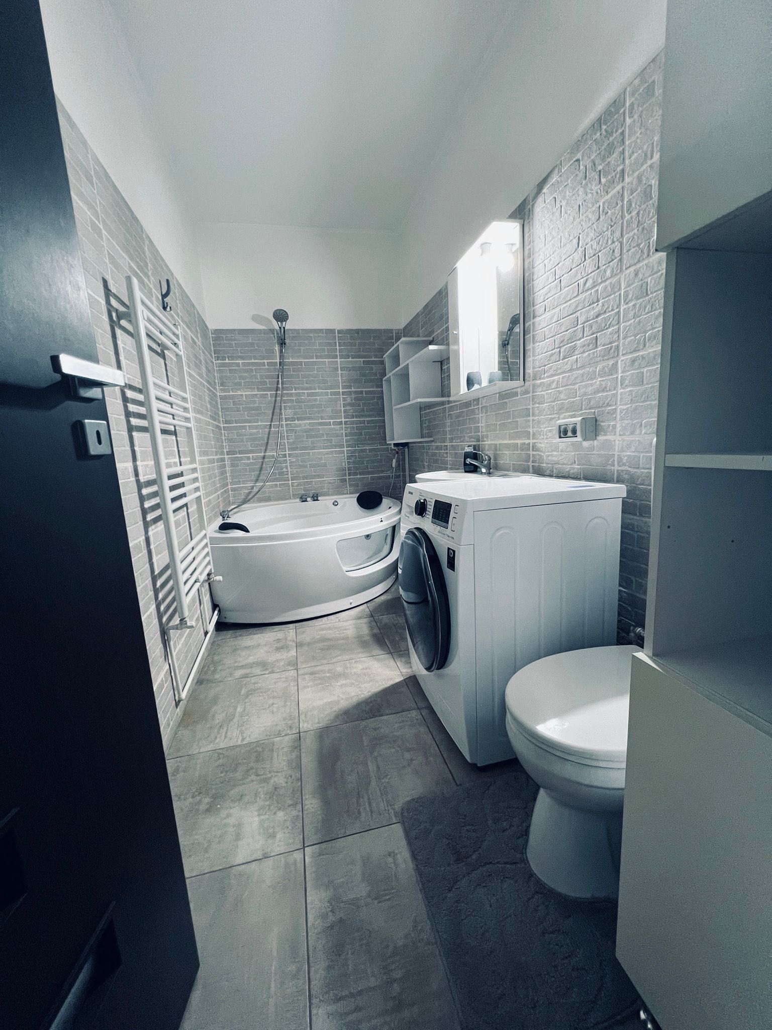 Închiriez apartament