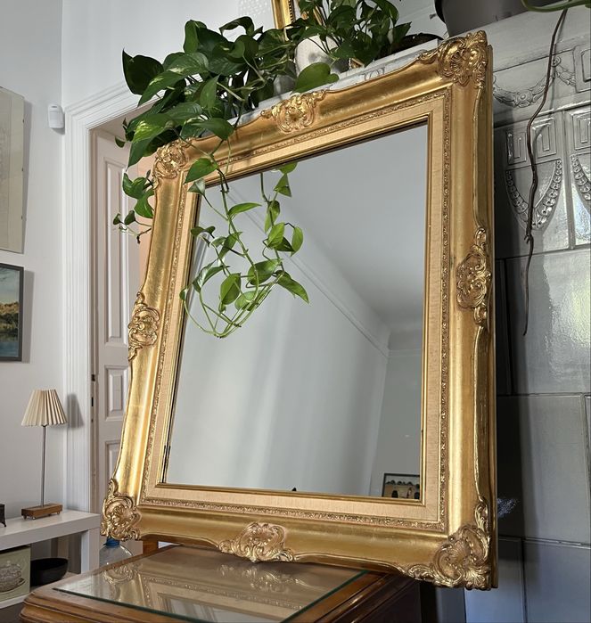 Oglinda mare cu rama masiva din lemn