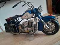 Motocicleta din metal lucrata manual